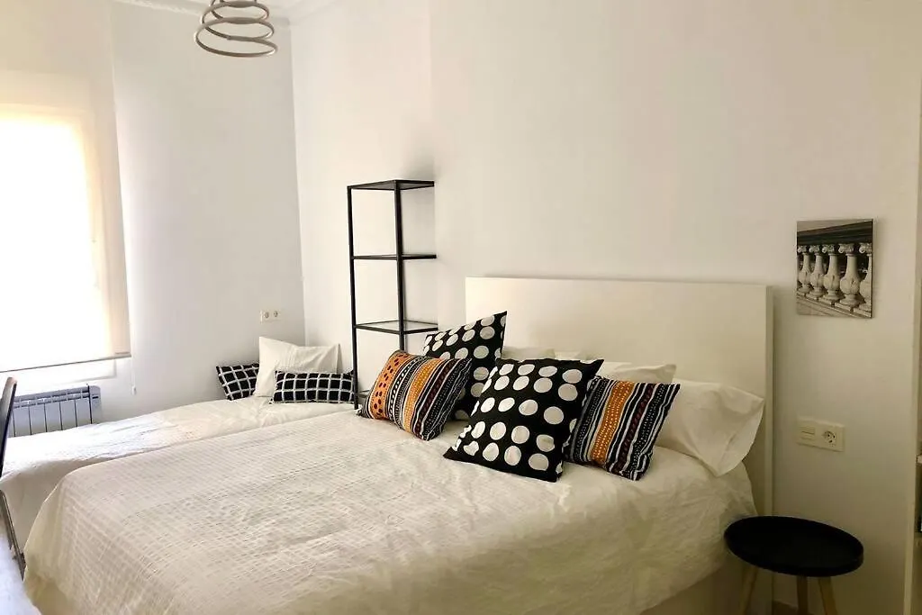 Foodies Location. Surf. Netflix . 3 Bdr San Sebastian Apartment